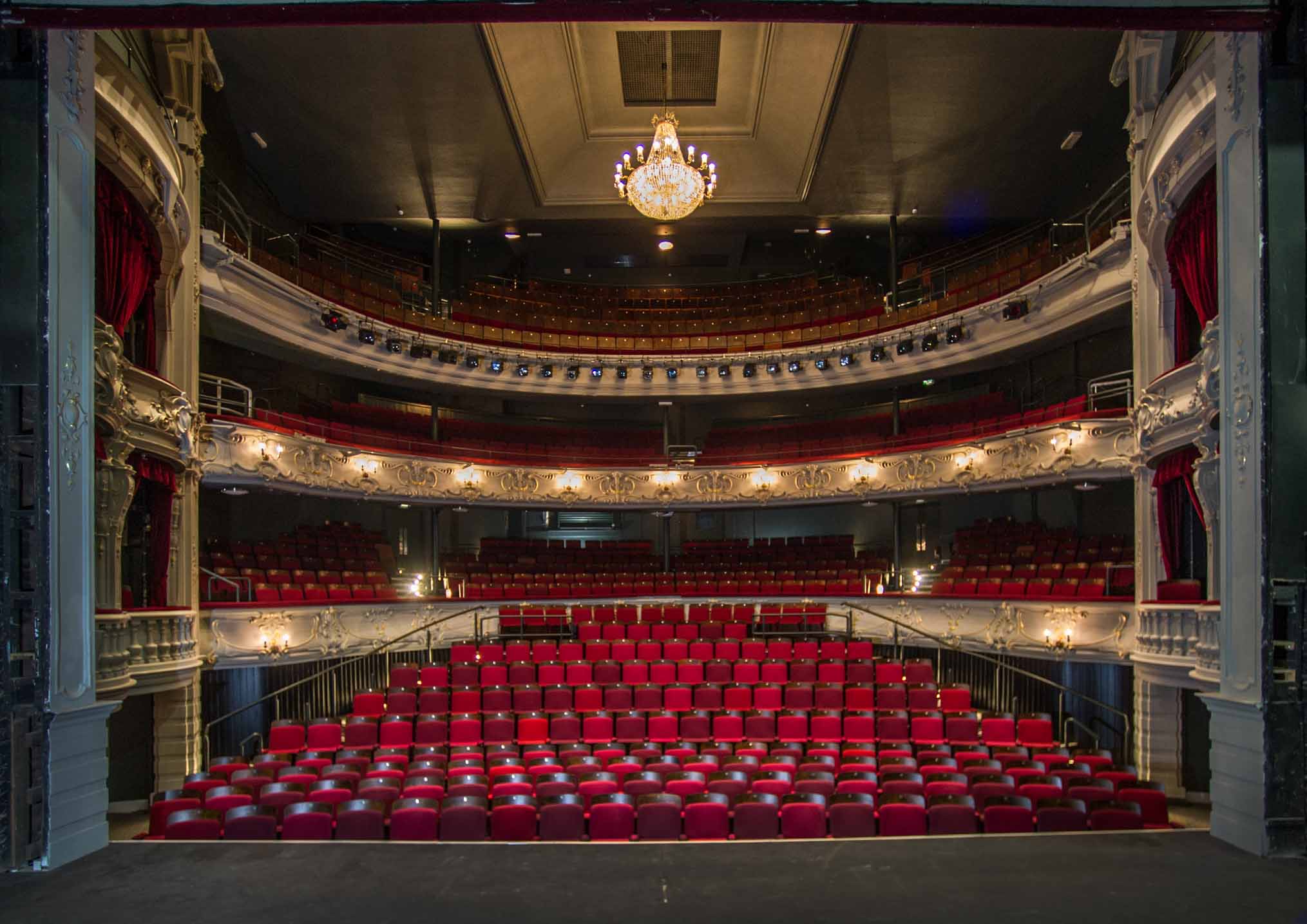Перевести theatre. Йоркский Королевский театр. Театр рояль. Theatre Royal Haymarket inside. Uk Theatre.
